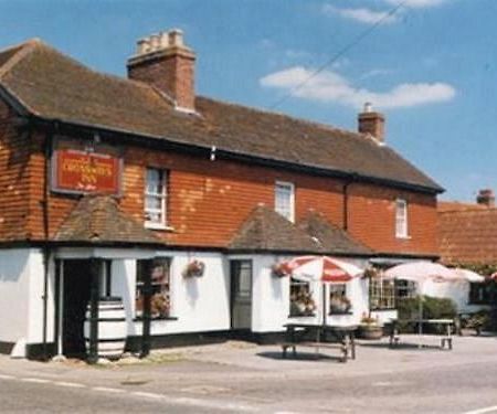 Crossways Inn Хайбридж Екстериор снимка
