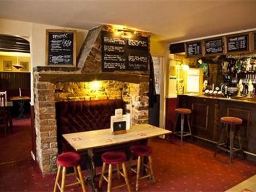Crossways Inn Хайбридж Екстериор снимка